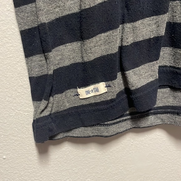 converse v neck long sleeve t shirt (NEW CONDITION) - Picture 2 of 4